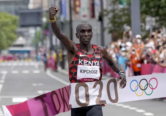 El atleta keniano Eliud Kipchoge al proclamarse vencedor del maratón de los Juegos Olímpicos de 2020 en Tokio, Japón.