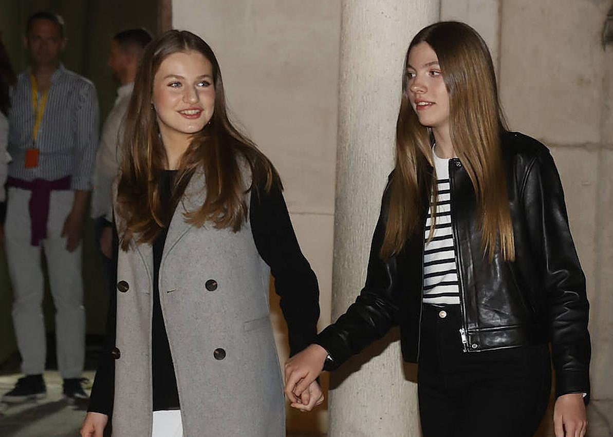 Imagen secundaria 1 - Desenfadado posado familiar este verano en Palma. En Chinchón, de la mano de su hermana. Leonor fue despedida por sus padres a su llegada a la Academia Militar de Zaragoza.