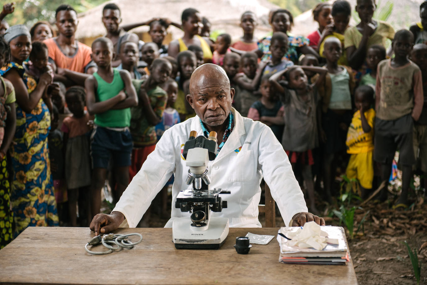 El doctor Kandé en Lwano, el Congo, donde trabaja en la investigación de enfermedades poco comunes.