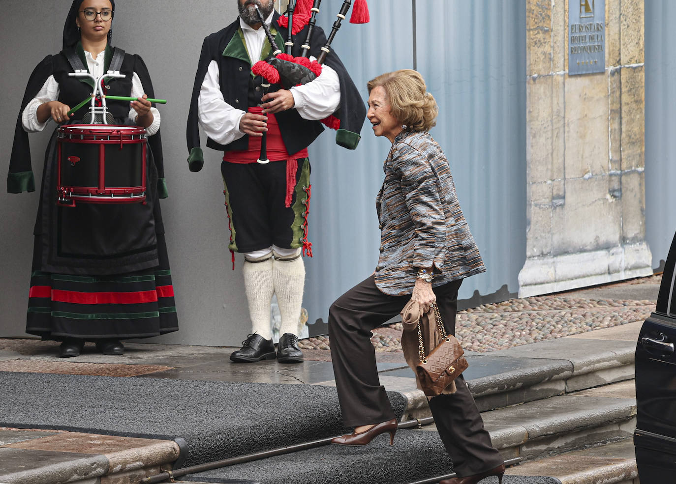 Ha complementado su estilismo con elegantes joyas y con unos zapatos del mismo tono que el bolso