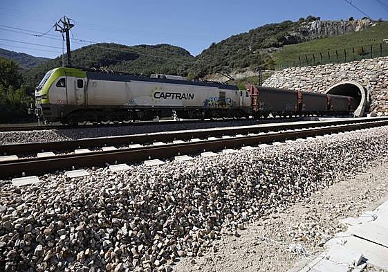 El tren de mercancías (un bobinero con carga real procedente de Arcelor y con destino a Sagunto) que sirvió para el simulacro de seguridad del pasado 26 de septiembre, en la boca sur del túnel base de Pajares, en Pola de Gordón.