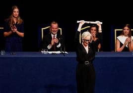 Meryl Streep, aplaudida por la Familia Real, eleva al cielo el diploma que la reconoce como Premio Princesa de las Artes.
