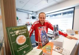 Emilio González, en las instalaciones del Centro Deportivo Equipo EGN, en Gijón, con sus tres libros publicados.