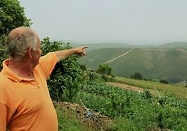 Álvarez Soto, desde su domicilio de Valdeferreiro, señala la frontera con Galicia.