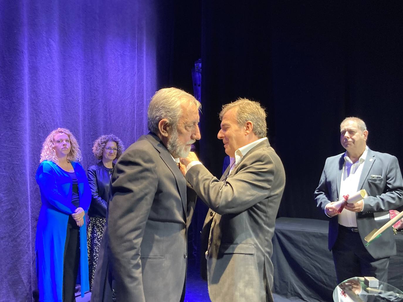 Imagen secundaria 2 - Navia se rinde a Arturo Prieto por «transmitir el amor por la música»