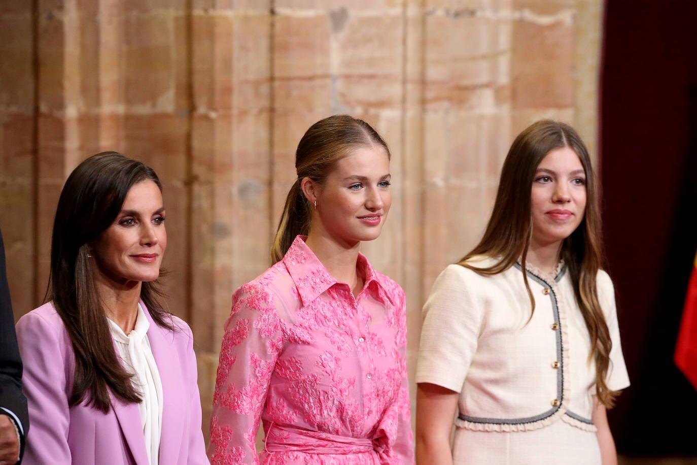 Doña Letizia usó una camisa blanca con una lazada al cuello y con unos zapatos nude. 