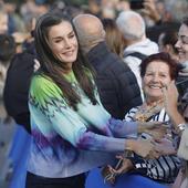 La Reina Letizia sorprende en Villaviciosa con un colorido jersey 'tie dye': los looks de la Familia Real