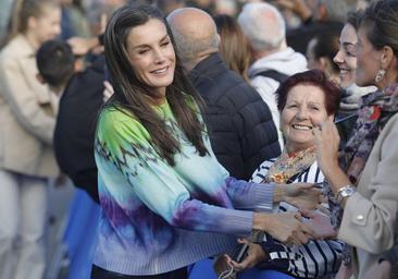 La Reina Letizia sorprende en Villaviciosa con un colorido jersey 'tie dye': los looks de la Familia Real