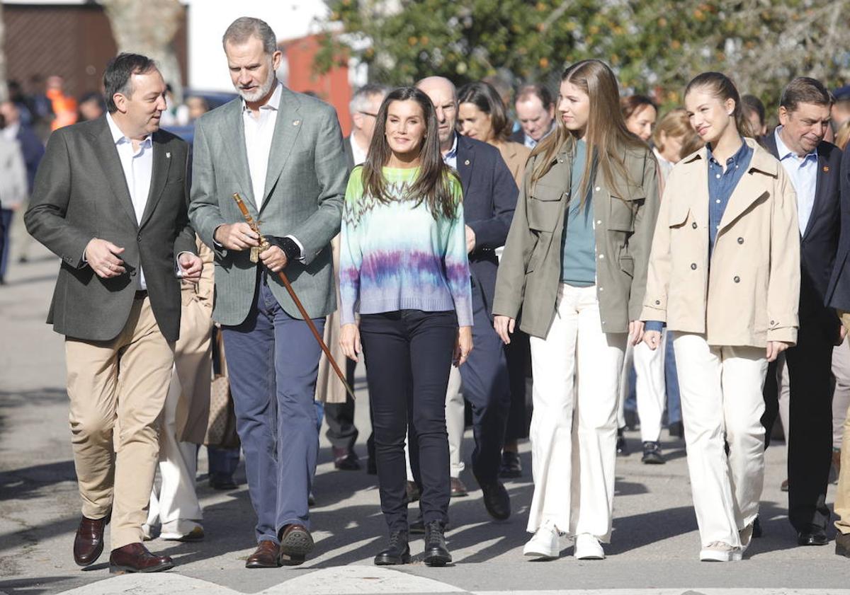 Imagen principal - La Reina Letizia sorprende en Villaviciosa con un colorido jersey &#039;tie dye&#039;: los looks de la Familia Real