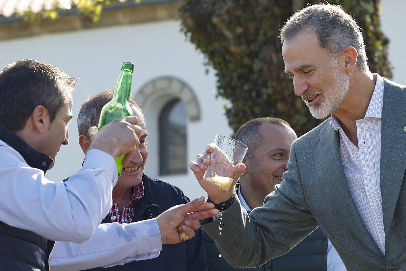 El rey Felipe VI toma un culín de sidra en Arroes.