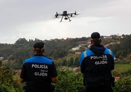 Agentes de la Policía Local controlan con el dron a los vehículos que circulan por Somió, parroquia afectada por las carreras ilegales y la conducción temeraria.