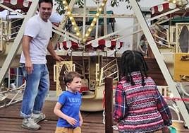 Pequeños y mayores se divierten en la anterior edición del mercado.