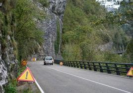 Una furgoneta circula por el tramo del accidente, donde se han colocado señales de precaución.