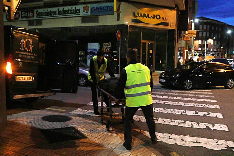 La Policía investiga la muerte de un joven que apareció en el descansillo de un edifico de la calle Avilés, en Gijón