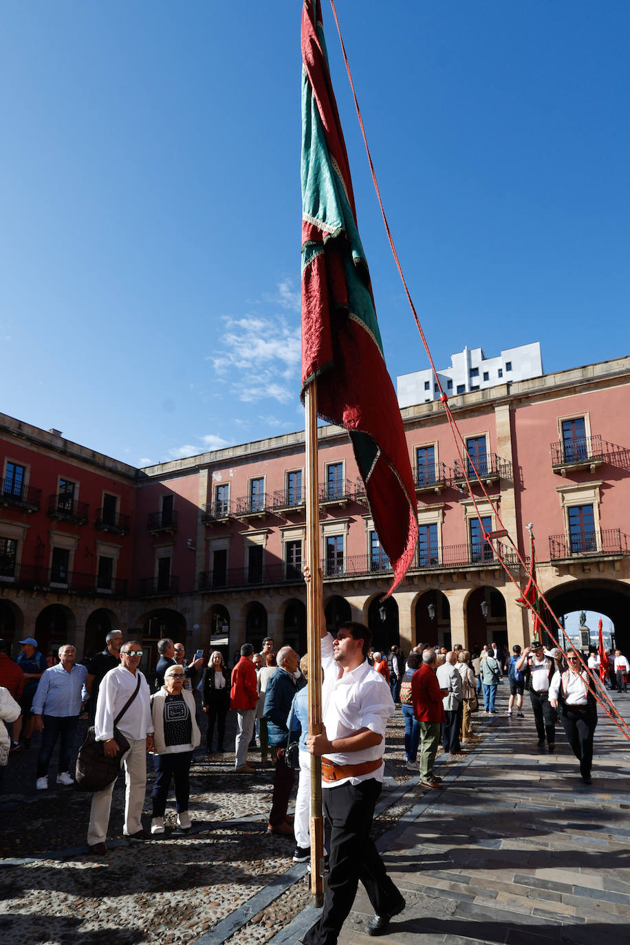 Desfile de pendones para fortalecer los lazos entre Gijón y León