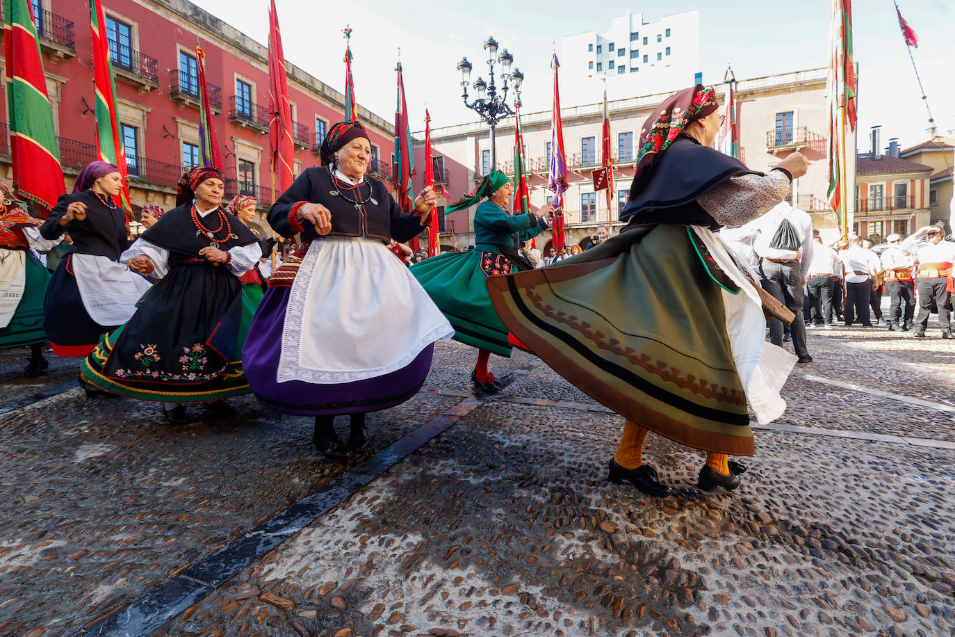 Desfile de pendones para fortalecer los lazos entre Gijón y León