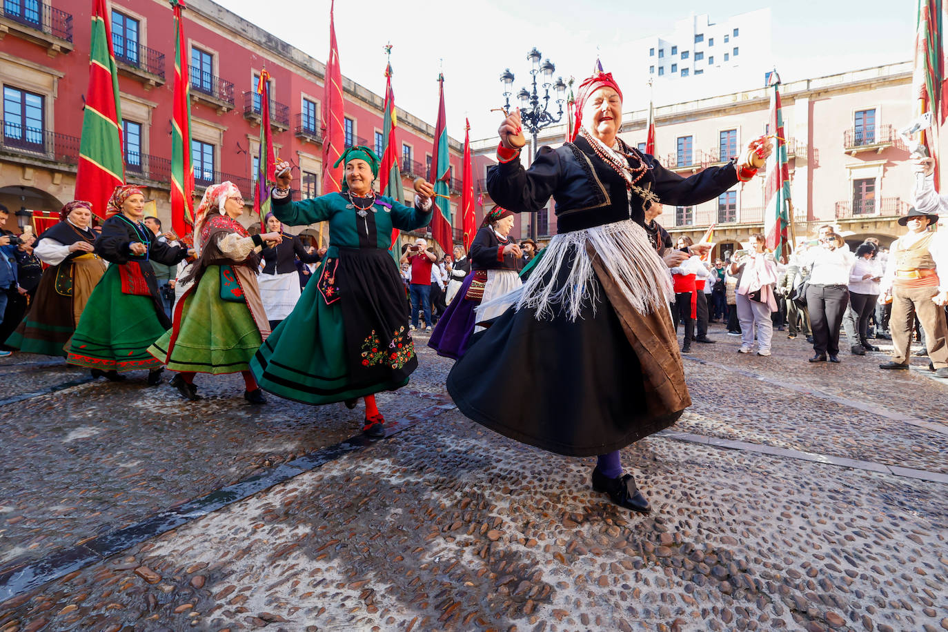 Desfile de pendones para fortalecer los lazos entre Gijón y León