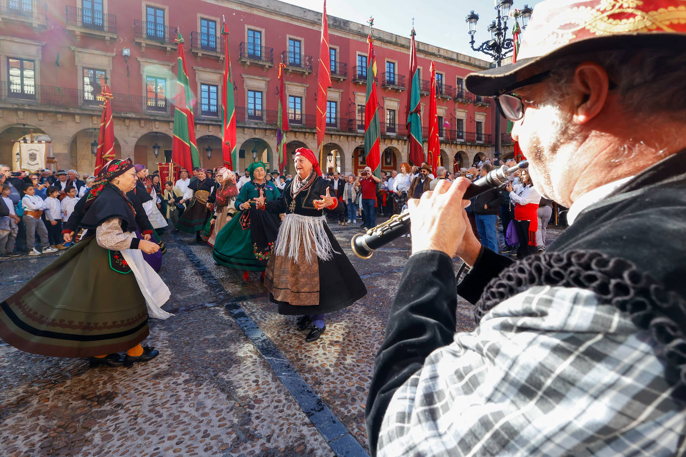 Desfile de pendones para fortalecer los lazos entre Gijón y León