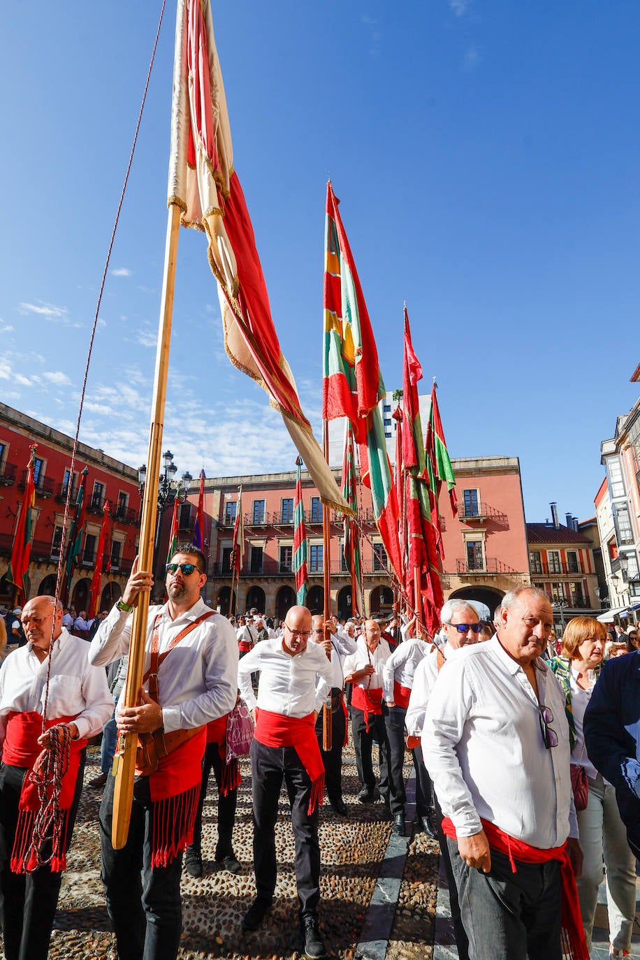 Desfile de pendones para fortalecer los lazos entre Gijón y León