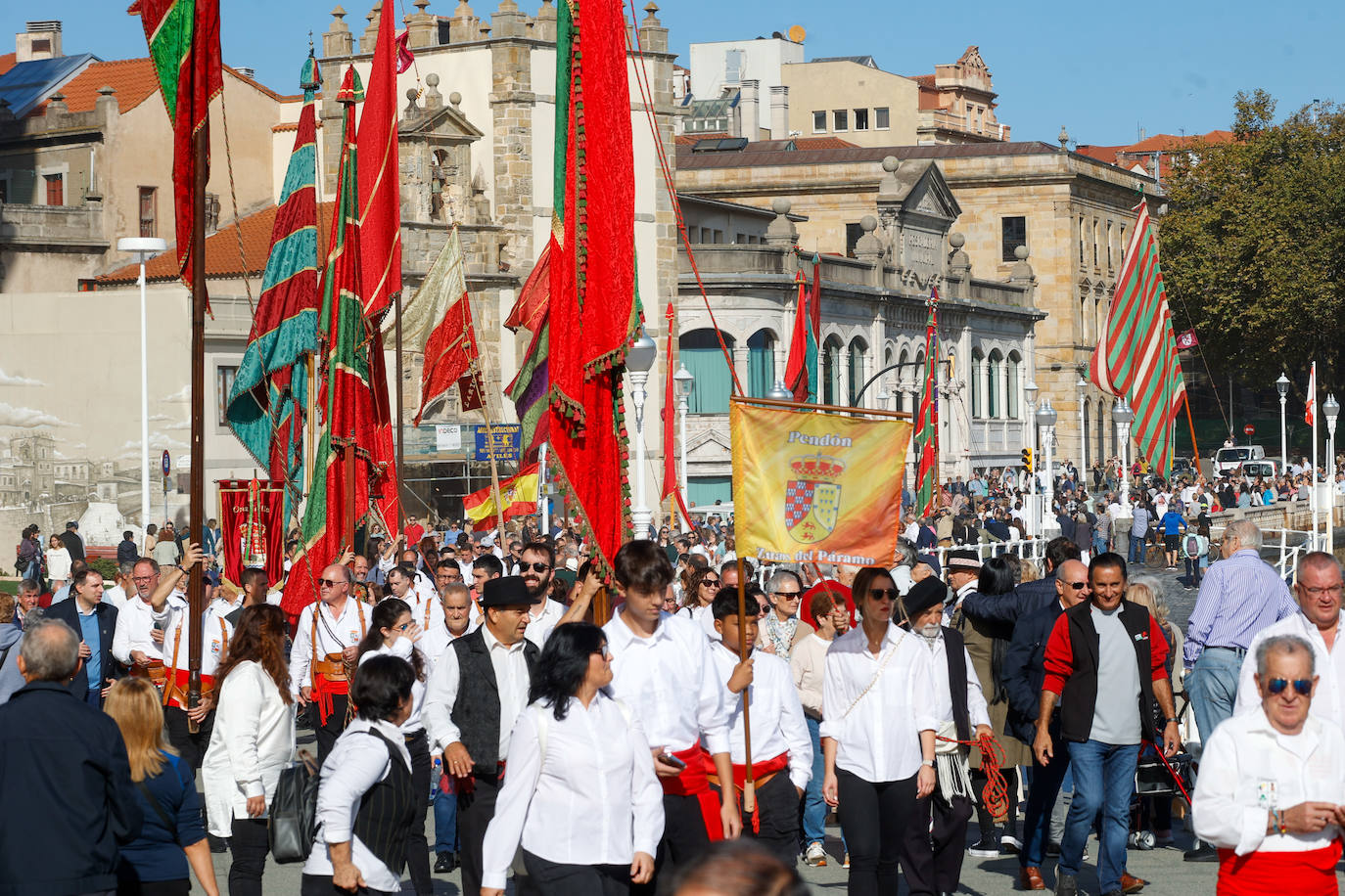 Desfile de pendones para fortalecer los lazos entre Gijón y León