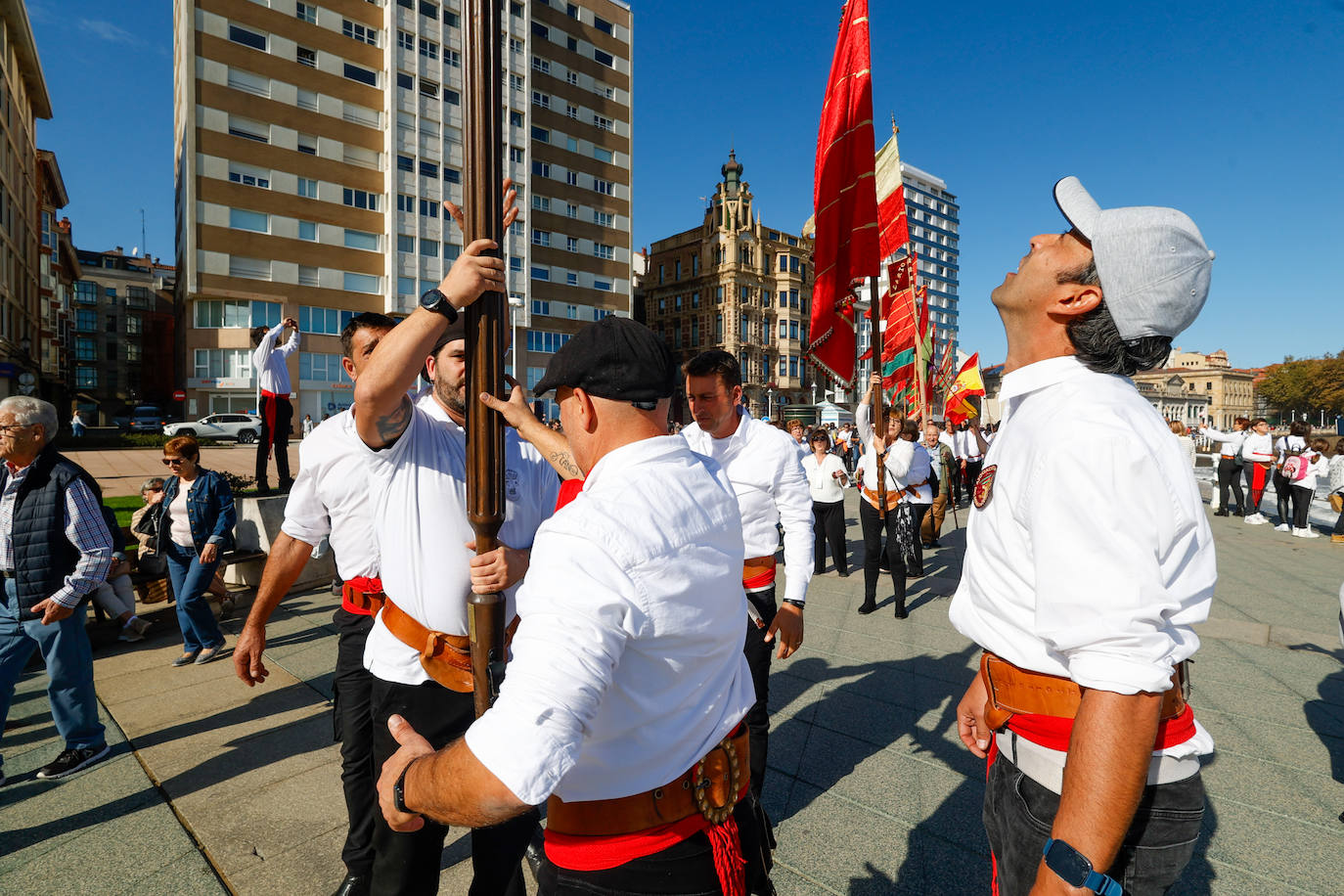 Desfile de pendones para fortalecer los lazos entre Gijón y León