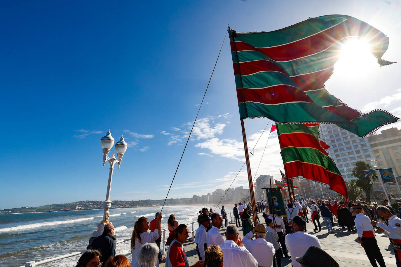 Desfile de pendones para fortalecer los lazos entre Gijón y León