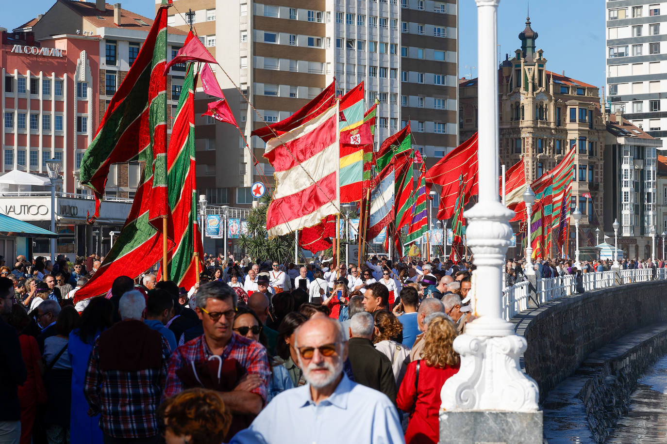 Desfile de pendones para fortalecer los lazos entre Gijón y León