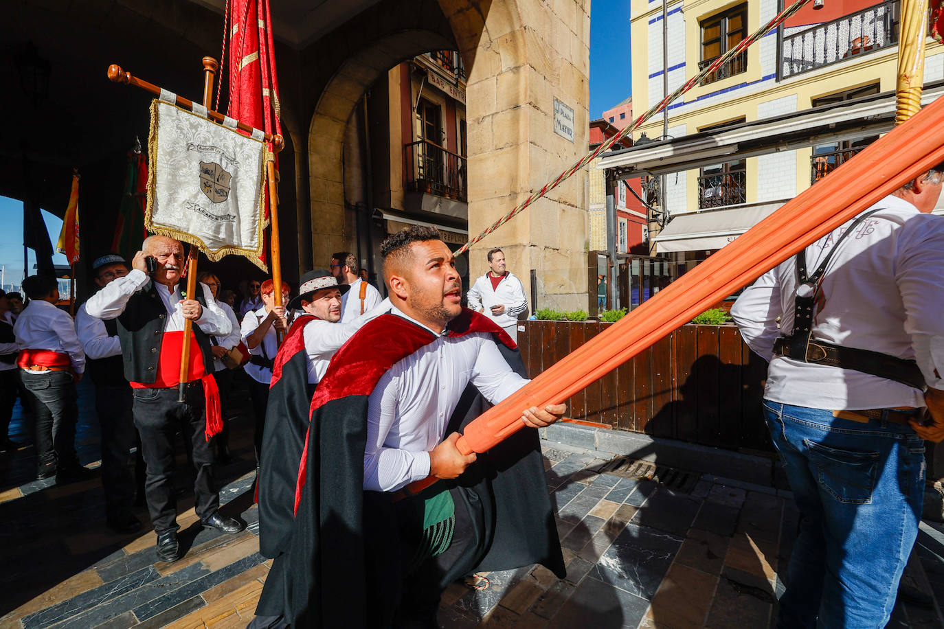 Desfile de pendones para fortalecer los lazos entre Gijón y León