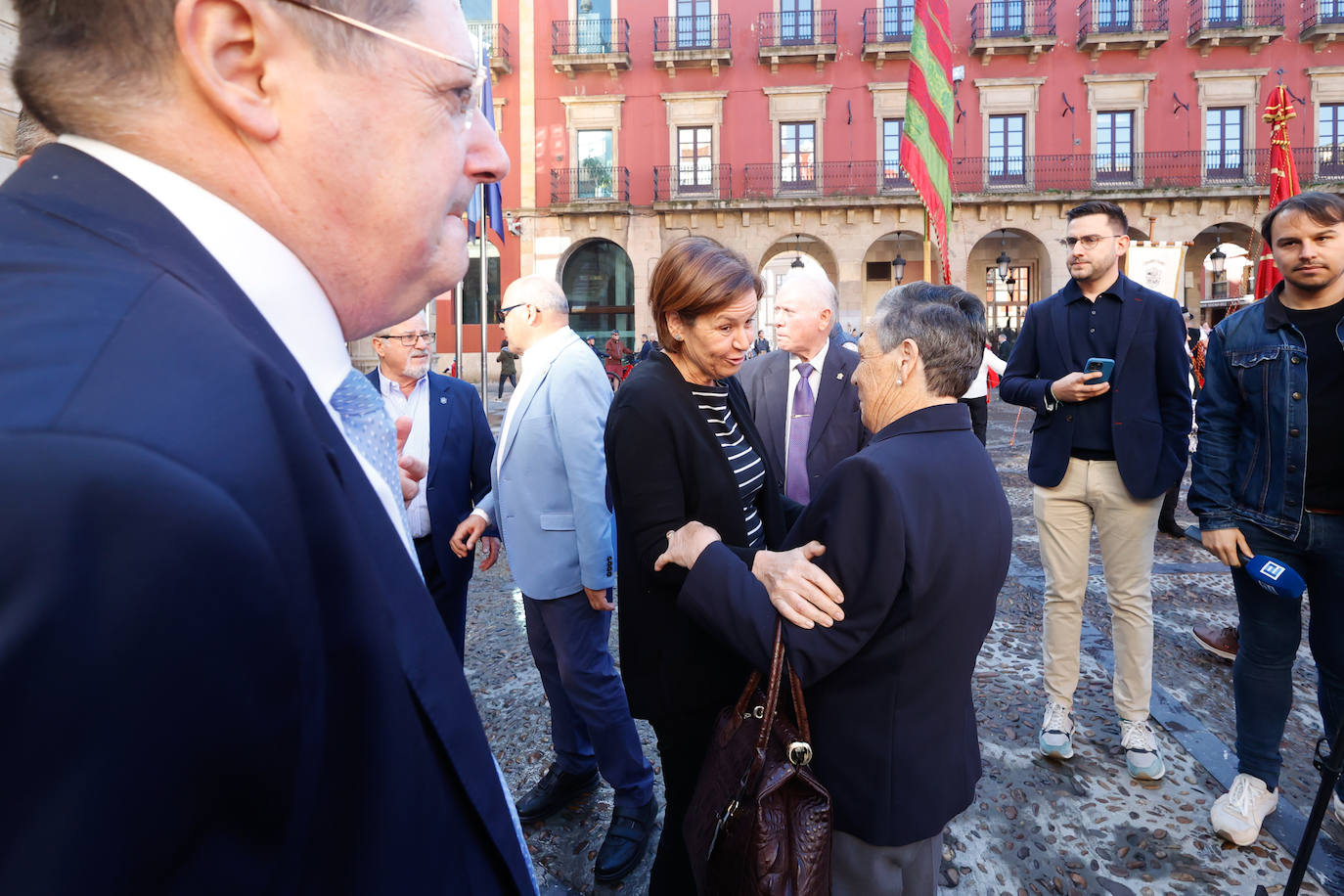 Desfile de pendones para fortalecer los lazos entre Gijón y León