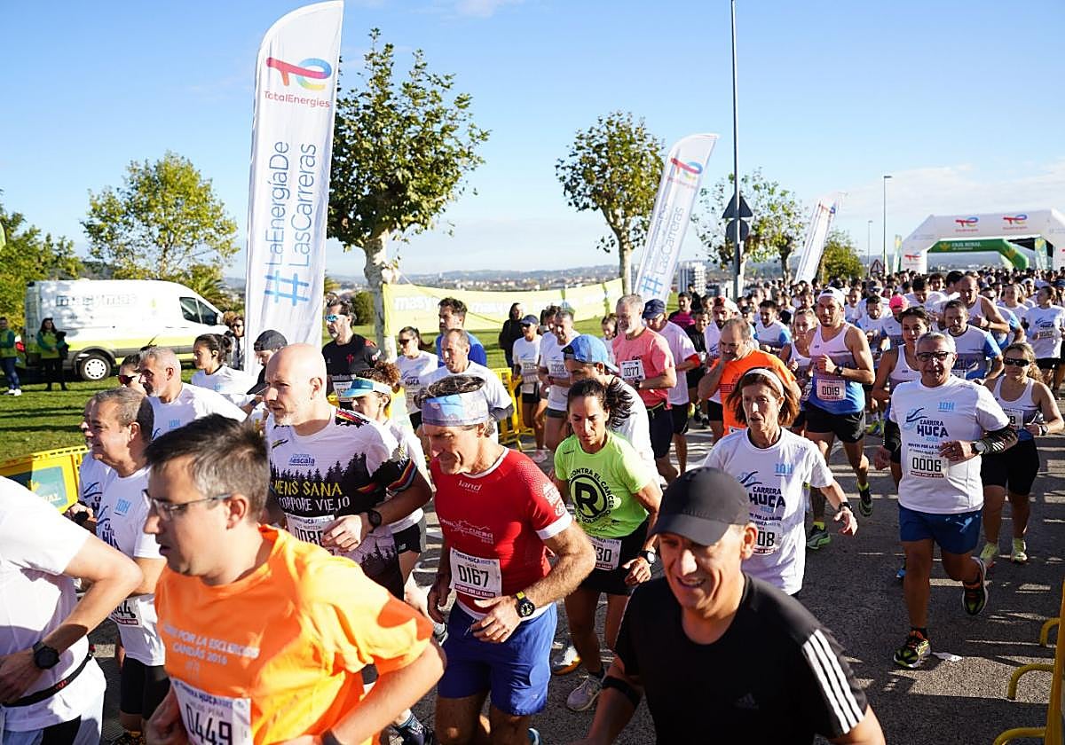 Un momento de la salida de la multitudinaria carrera popular que recorrió los alrededores del HUCA.