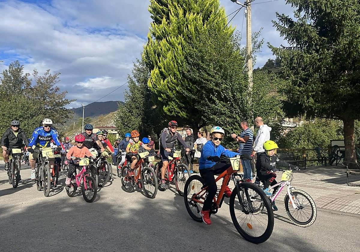 Medio centenar de cicloturistas en la salida de la marcha en Cabañaquinta.