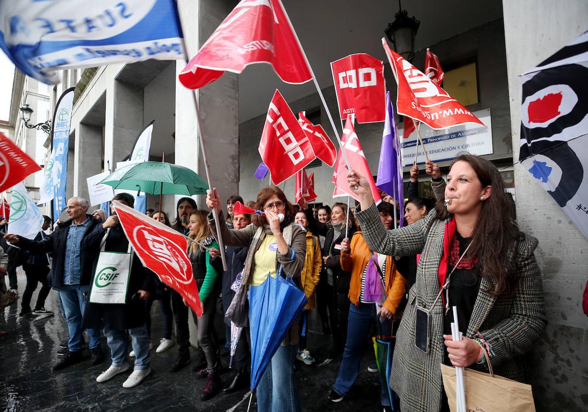 Docentes frente a las puertas de la consejería de Educación.