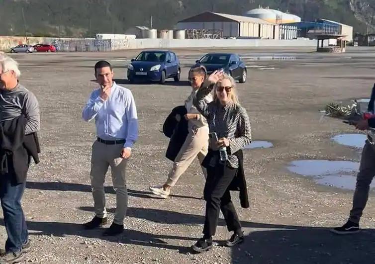 La actriz estadounidense, este sábado a su llegada al aparcamiento de la playa de San Juan, en Castrillón, donde fue recibida con flores y aplausos.