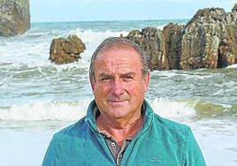 El patrón mayor, Ángel Batalla, en la playa llanisca de Toró.