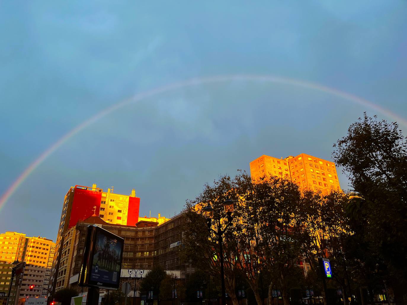 El espectacular arcoíris que dio los buenos días a Gijón