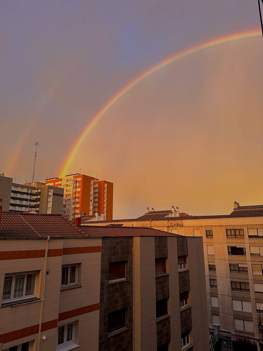 El espectacular arcoíris que dio los buenos días a Gijón