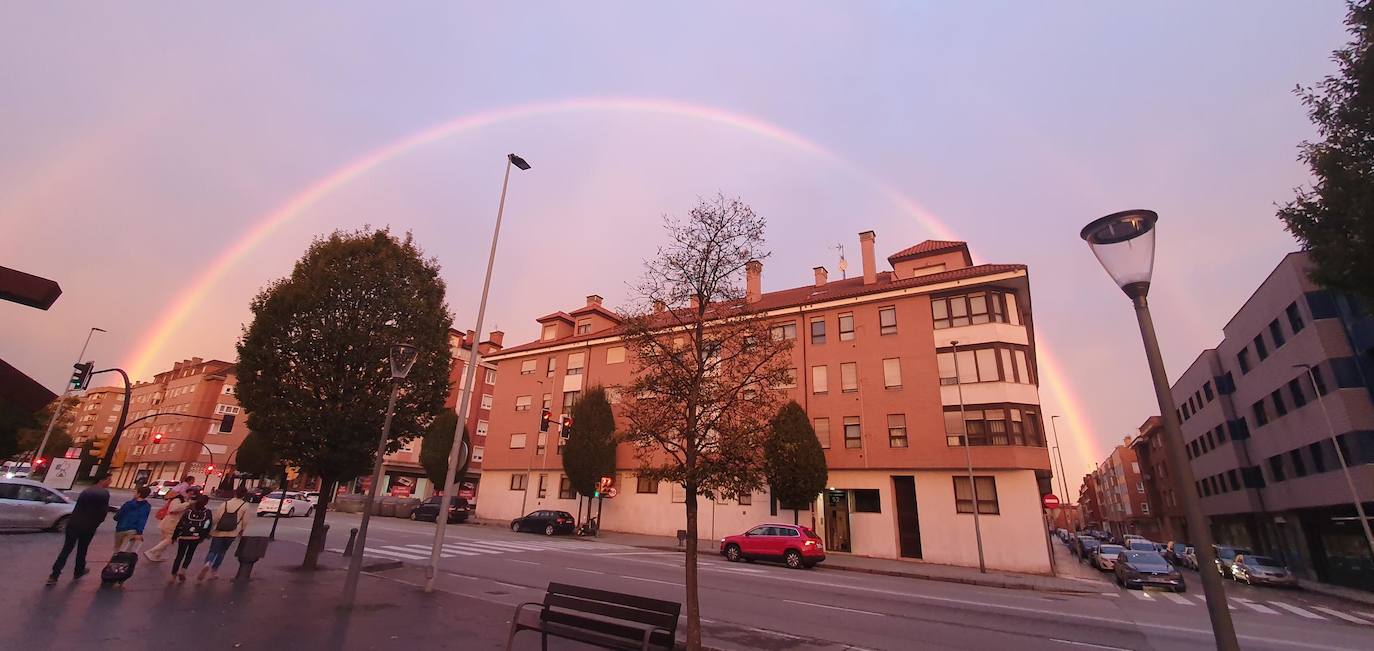 El espectacular arcoíris que dio los buenos días a Gijón