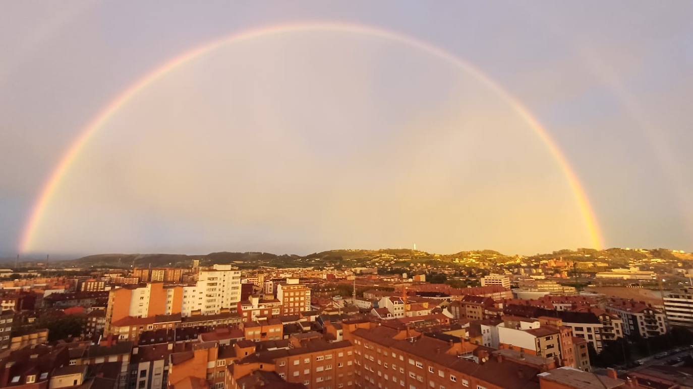 El espectacular arcoíris que dio los buenos días a Gijón