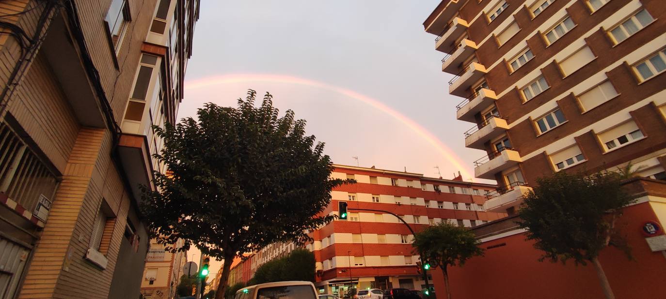 El espectacular arcoíris que dio los buenos días a Gijón