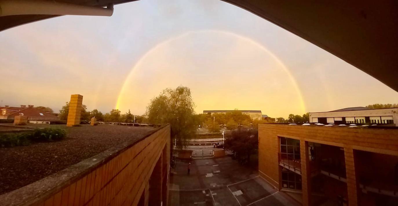 El espectacular arcoíris que dio los buenos días a Gijón