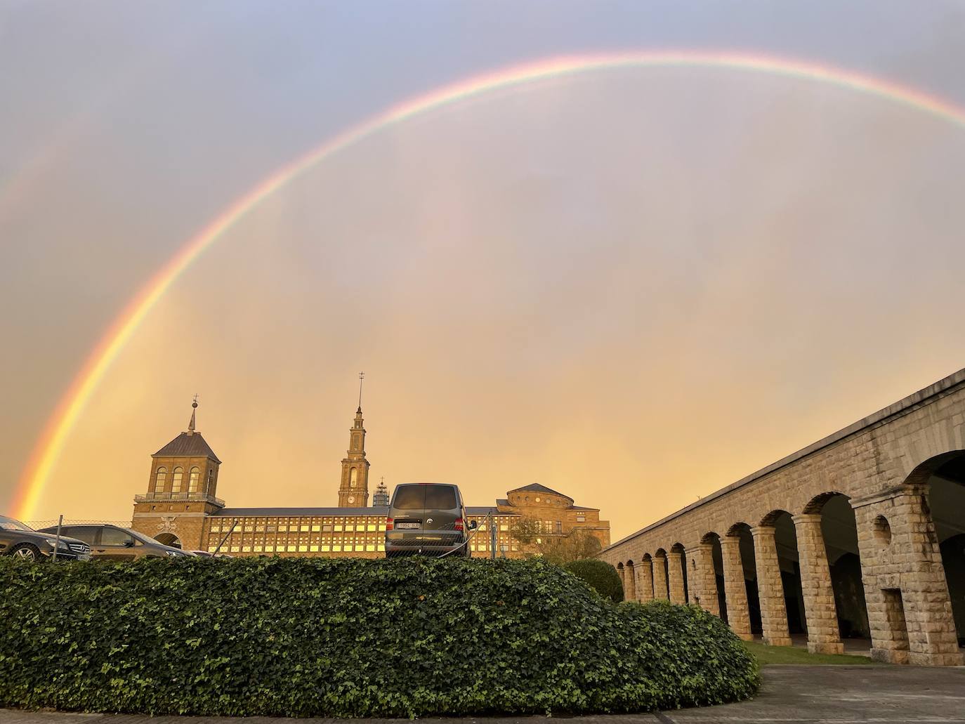 El espectacular arcoíris que dio los buenos días a Gijón