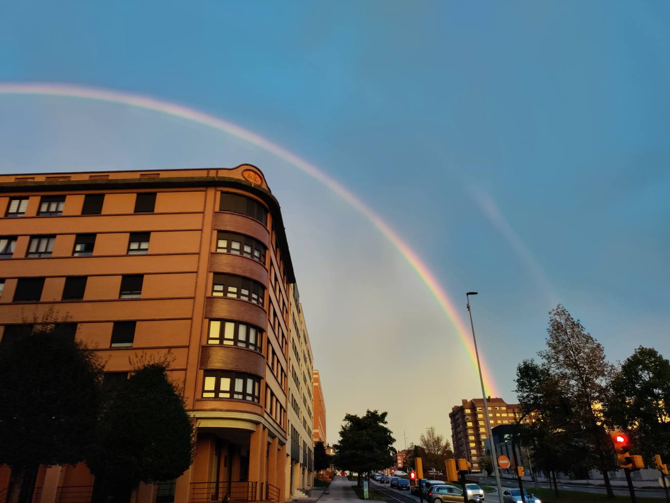 El espectacular arcoíris que dio los buenos días a Gijón