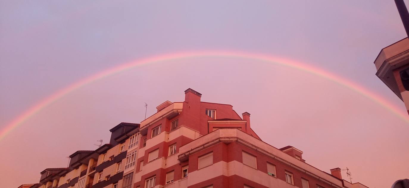 El espectacular arcoíris que dio los buenos días a Gijón