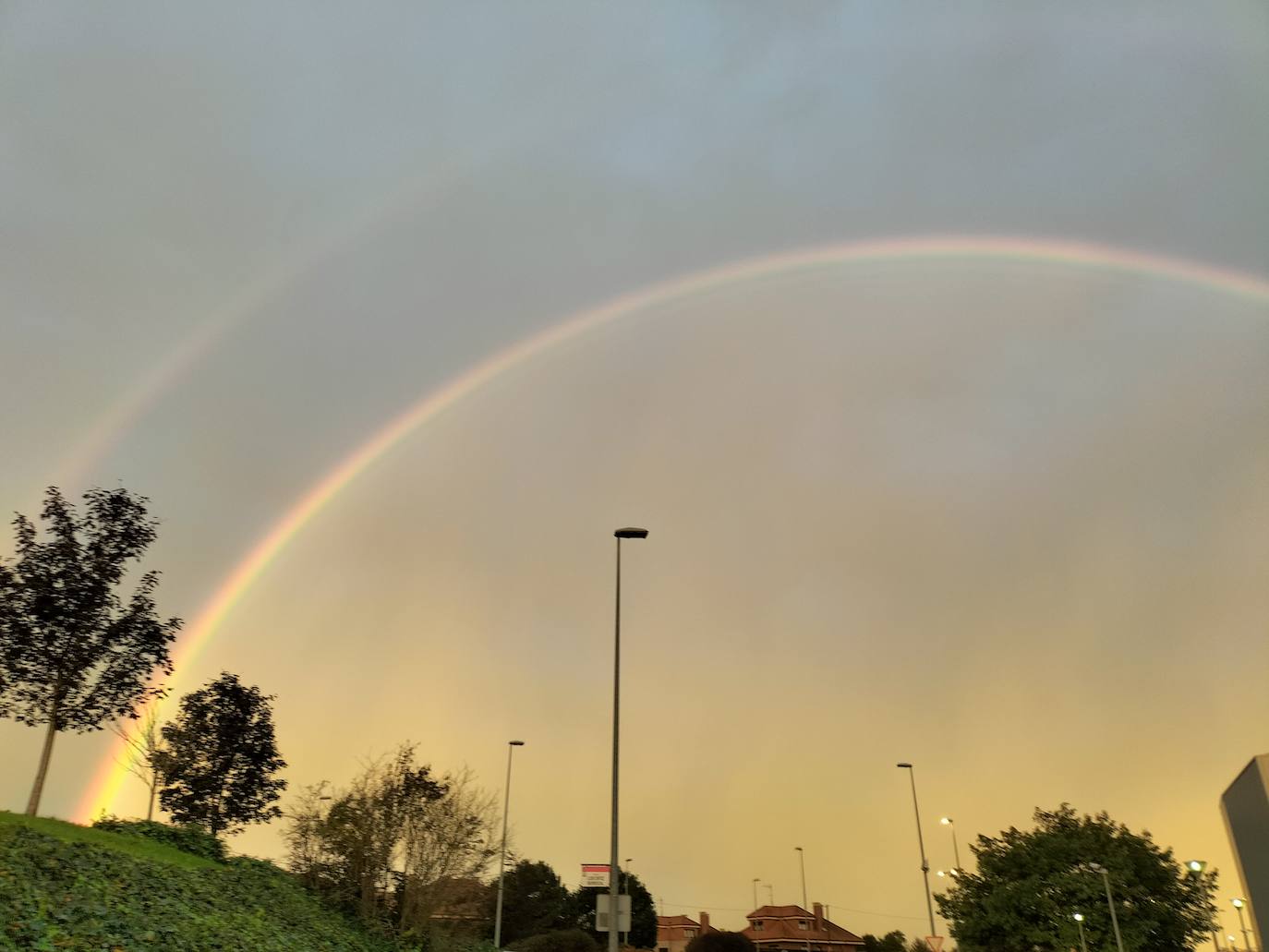 El espectacular arcoíris que dio los buenos días a Gijón