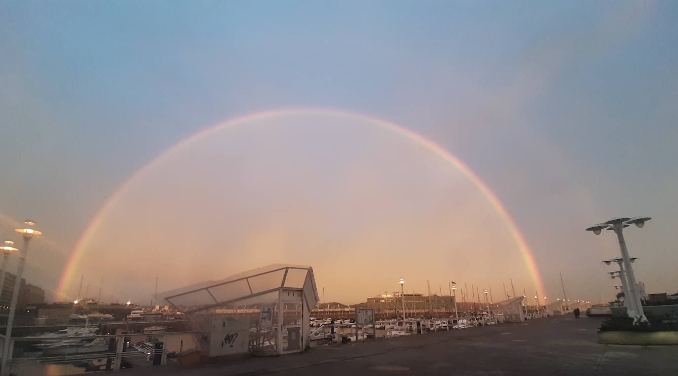 El espectacular arcoíris que dio los buenos días a Gijón