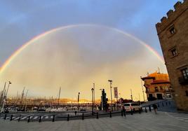 El espectacular arcoíris que dio los buenos días a Gijón