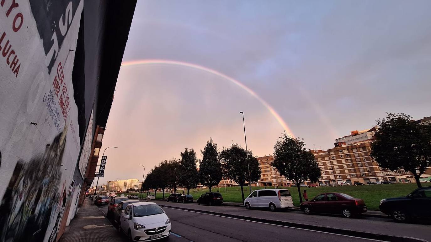 El espectacular arcoíris que dio los buenos días a Gijón