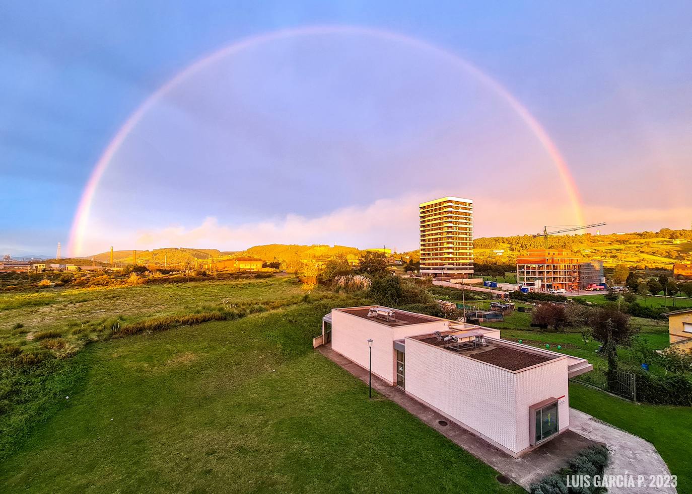 El espectacular arcoíris que dio los buenos días a Gijón