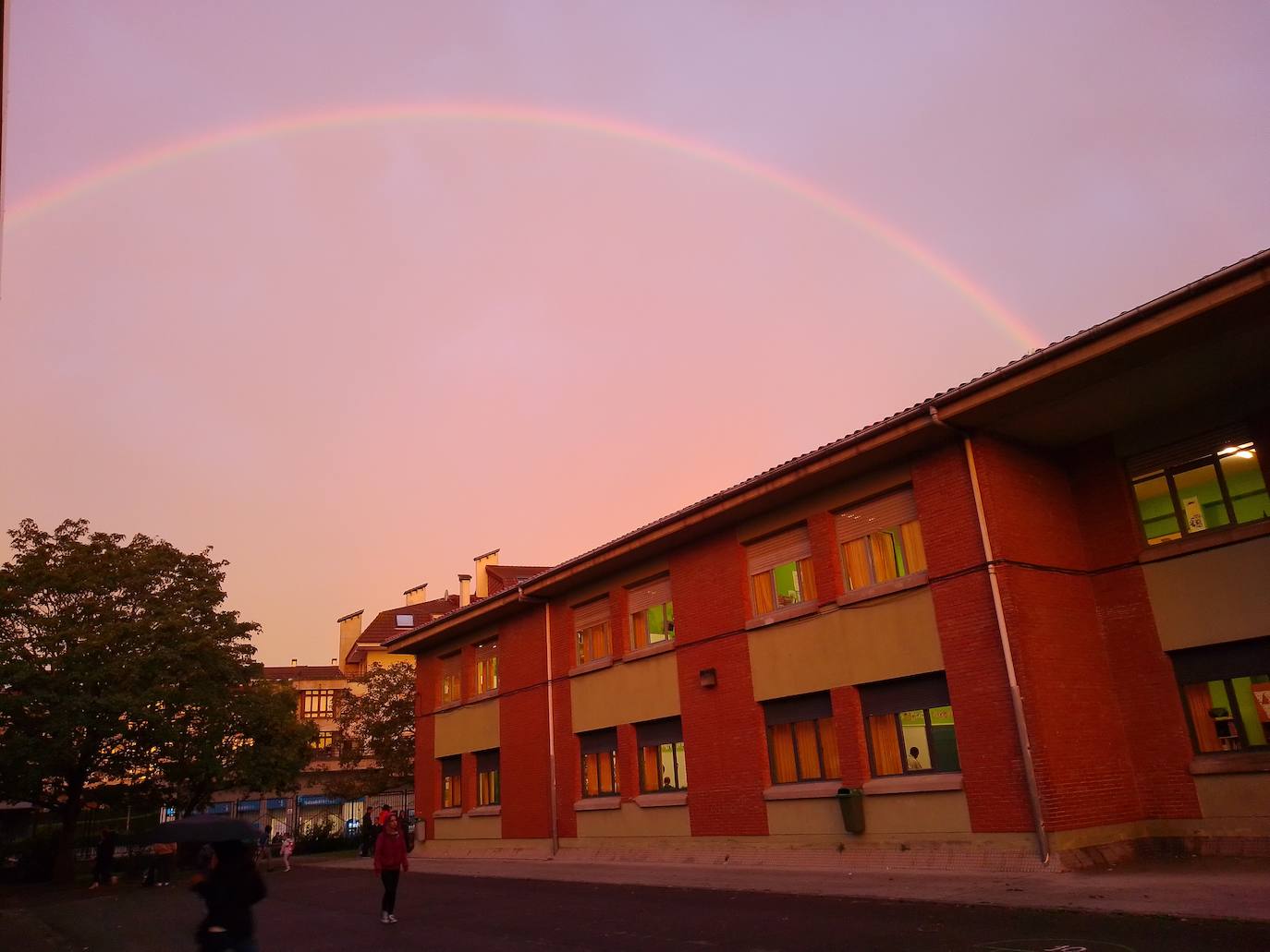 El espectacular arcoíris que dio los buenos días a Gijón