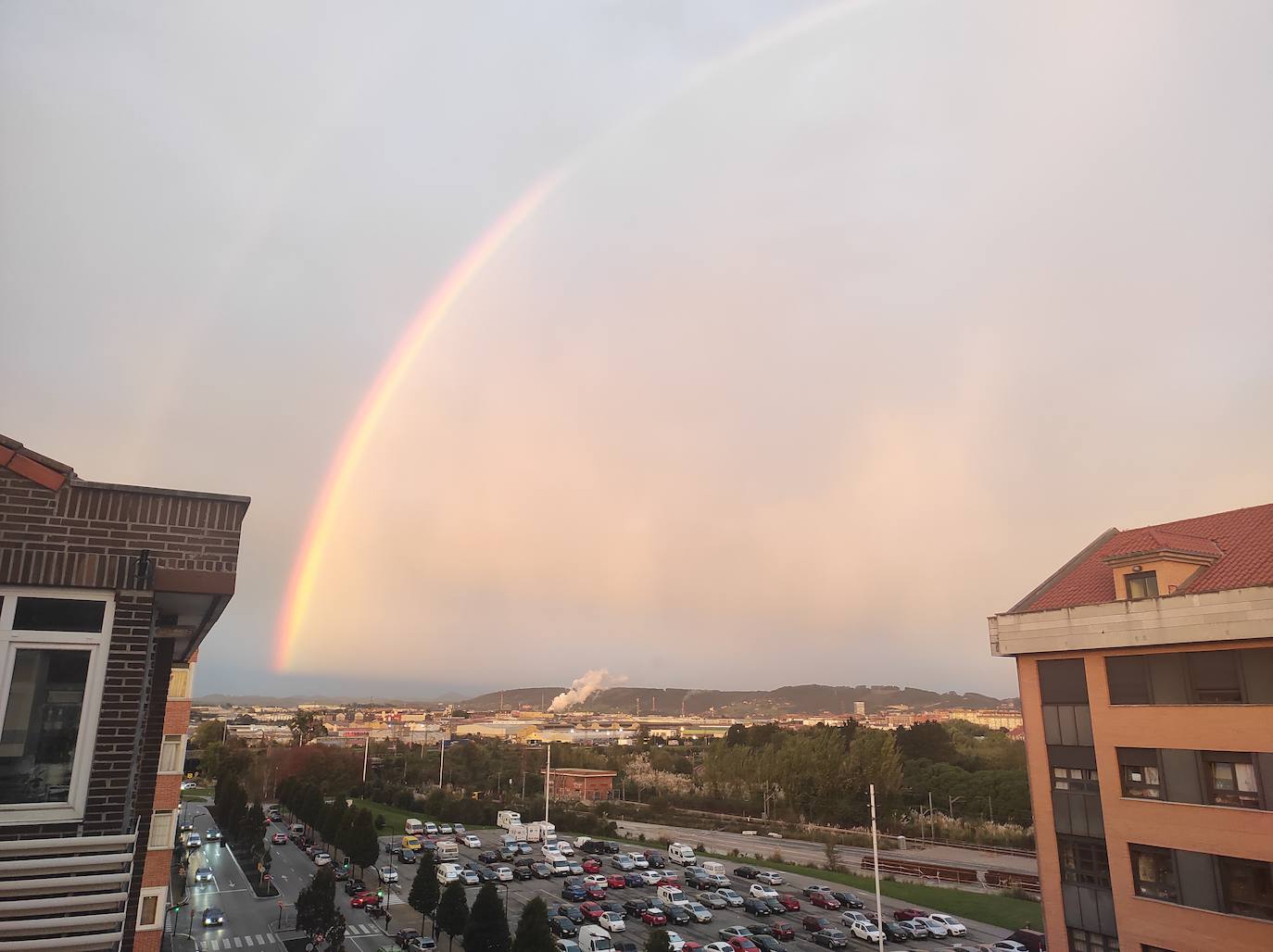 El espectacular arcoíris que dio los buenos días a Gijón